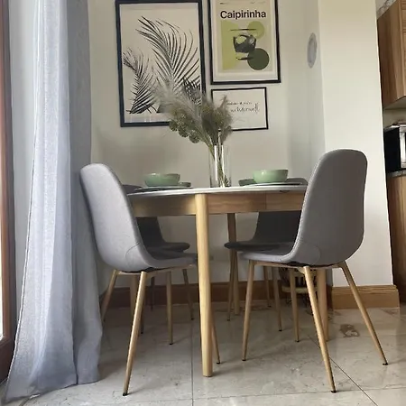 2 Bed Flat - Sleeps 6 - Pool - Garden - Parking