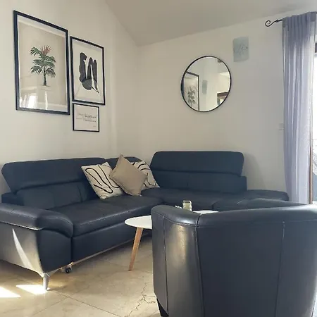 2 Bed Flat - Sleeps 6 - Pool - Garden - Parking