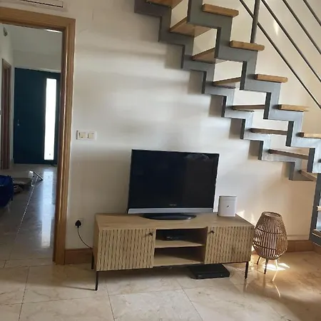 2 Bed Flat - Sleeps 6 - Pool - Garden - Parking