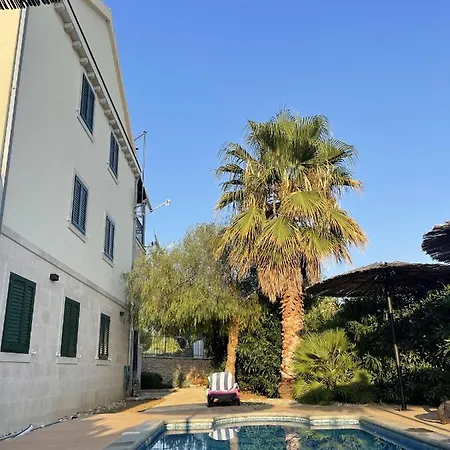 2 Bed Flat - Sleeps 6 - Pool - Garden - Parking * Milna (Brac)