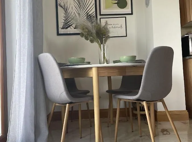 2 Bed Flat - Sleeps 6 - Pool - Garden - Parking