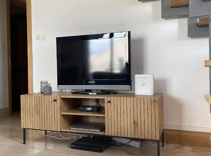 2 Bed Flat - Sleeps 6 - Pool - Garden - Parking 밀나