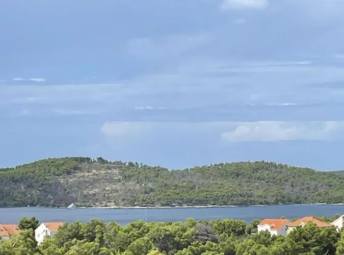 2 Bed Flat - Sleeps 6 - Pool - Garden - Parking *