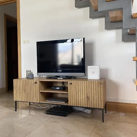 2 Bed Flat - Sleeps 6 - Pool - Garden - Parking ميلنا
