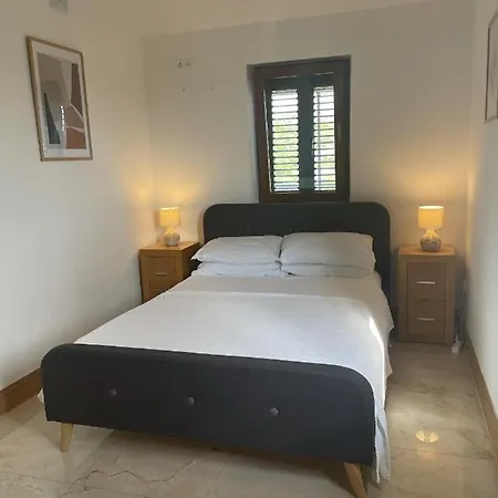 2 Bed Flat - Sleeps 6 - Pool - Garden - Parking דירה *