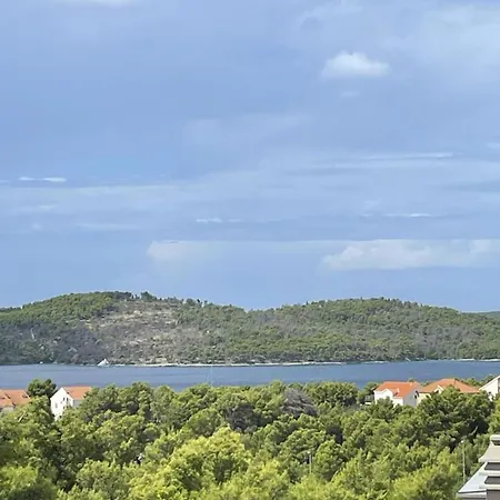 2 Bed Flat - Sleeps 6 - Pool - Garden - Parking *