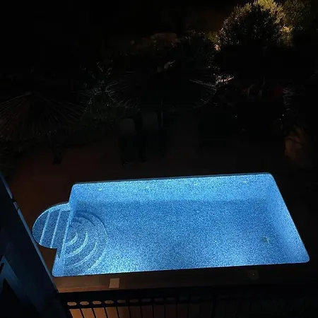 2 Bed Flat - Sleeps 6 - Pool - Garden - Parking דירה מילנה