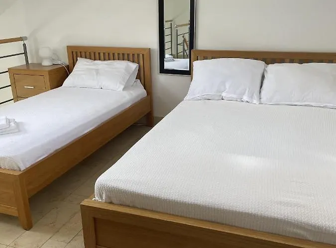 2 Bed Flat - Sleeps 6 - Pool - Garden - Parking * ميلنا