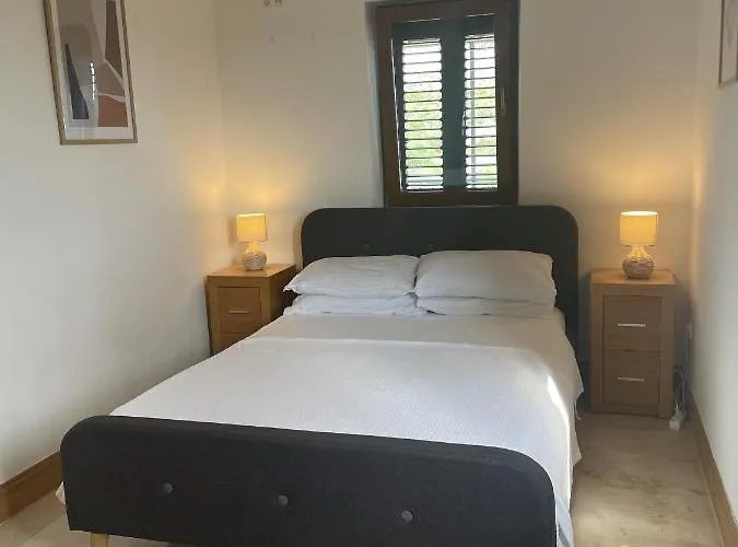 2 Bed Flat - Sleeps 6 - Pool - Garden - Parking شقة *