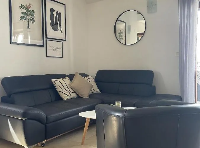 2 Bed Flat - Sleeps 6 - Pool - Garden - Parking