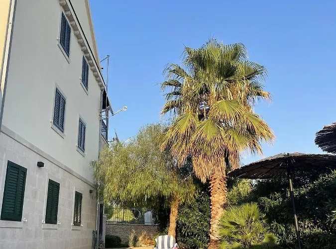 2 Bed Flat - Sleeps 6 - Pool - Garden - Parking * ميلنا