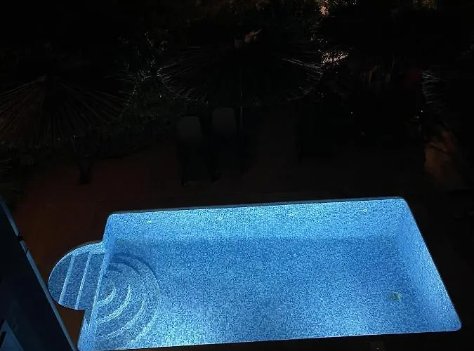 2 Bed Flat - Sleeps 6 - Pool - Garden - Parking شقة ميلنا